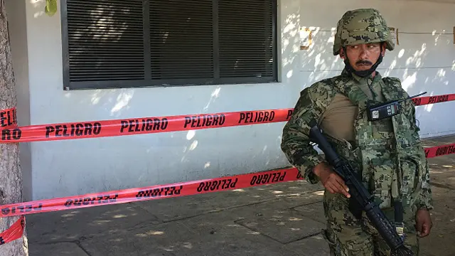 La casa, como escena del crimen, está acordonada y se mantenía bajo fuerte despliegue de seguridad.