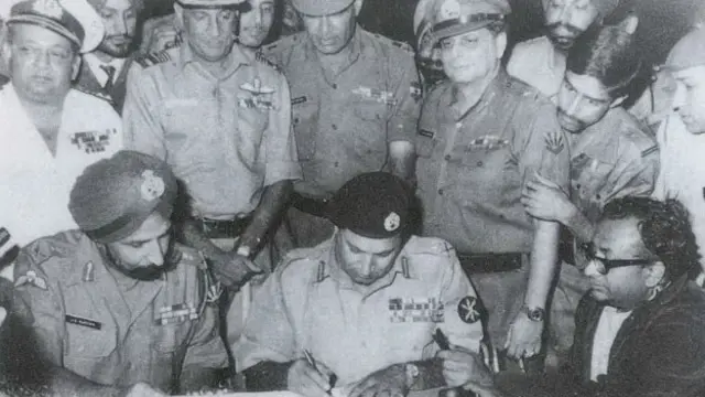 आत्मसमर्पण करती पाकिस्तानी सेना