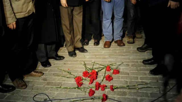 İstanbul Tabip Odası üyeleri, dün akşam saldırının düzenlediği noktada hayatını kaybedenleri anarak kırmızı karanfiller bıraktı.