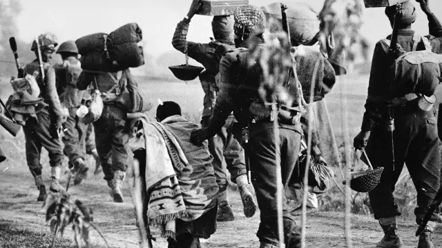 बांग्लादेश की ओर बढ़ती भारतीय सेना.