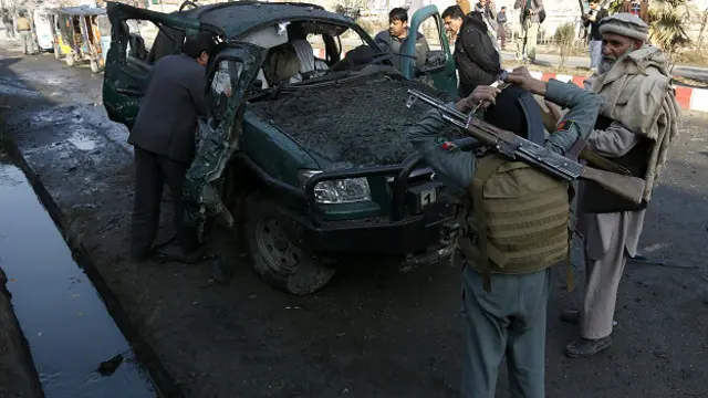 ज़लालाबाद के पाकिस्तानी वाणिज्य दूतावास के बाहर जली हुई कार.