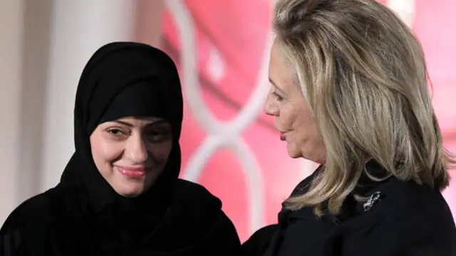 تلقت سمر بدوي جائزة دولية للمرأة الشجاعة، سلمتها لها هيلاري كلينتون عام 2012