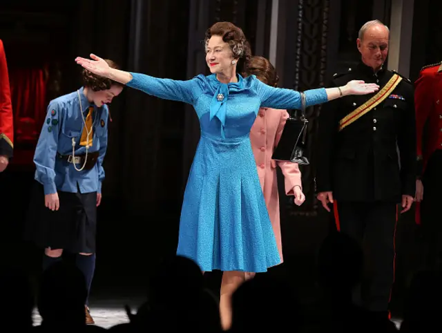 曾在电影《伊丽莎白二世》中扮演女王的海伦·米伦（Helen Mirren）在《观众》（The Audience）中再次扮演女王，并因此在今年的百老汇奖项角逐中获奖。（Getty 图片）