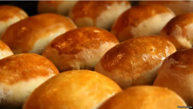 将制作面包面团放在烤盘上,入炉前已经定型