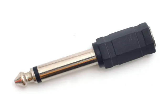 El jack se conoce como TRS, o conexión "punta, anillo y cuerpo".