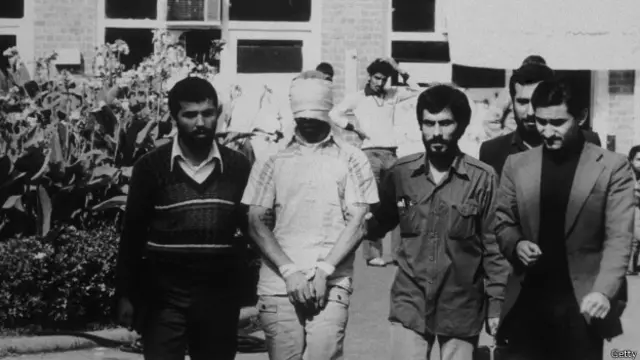 1980年4月7日,美国正式宣布同伊朗断绝外交关系,并对伊实施经济制裁,还要求北约盟国参与制裁。虽然“人质危机”在持续14个月之后经过谈判得以解决,两国却由此转变为敌人。