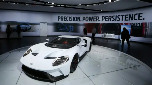 El Ford GT 2016 es considerado un "super-auto" dentro de la feria con el que todos querían tomarse una foto.