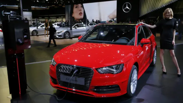 El Audi A3 e-tron se exhibe en el Salón del Automóvil de Detroit, mientras se le recarga energía. 
