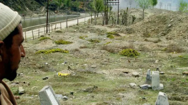 سنہ 2002 سے 2007 کے درمیان چچل بمبیار گاؤں میں 235 ایسی قبریں ان لوگوں کے لیے كھوديں، جن کے بارے میں کسی کو کچھ معلوم نہیں تھا