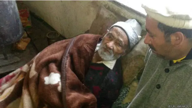 منظور نے بتایا کہ جب بھی ان کے والد کسی نا معلوم شخص کی قبر کھودتے اور اس دفناتے، اس کے بعد وہ بہت پریشان رہتے تھے