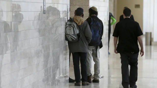 أقارب يهودي متهم بحرق فلسطينيين في الضفة الغربية يحضرون المحاكمة