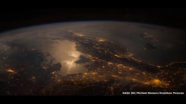 Композитная мозаичная фотография. 29 апреля 2010 года. Фото: Nasa JSC/Michael Benson, Kinetikon Pictures