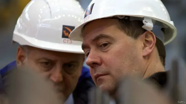 俄罗斯总理梅德韦杰夫在乌拉尔地区的一个石油设备工厂视察。