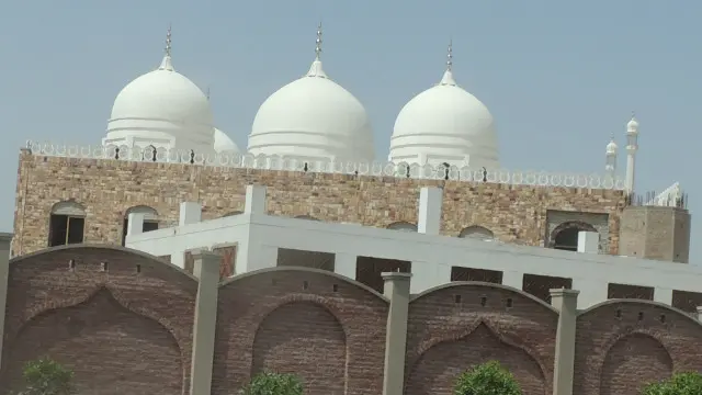 مسعود اظہر نے بہاولپور کے نواح میں اپنے مدرسے کو کئی کنال تک وسعت دی اور وہیں پر اپنی تنظیم کا مرکز قائم کیا