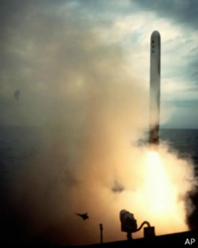 Запуск "Томагавка" с борта американского крейсера "Банкер Хилл"