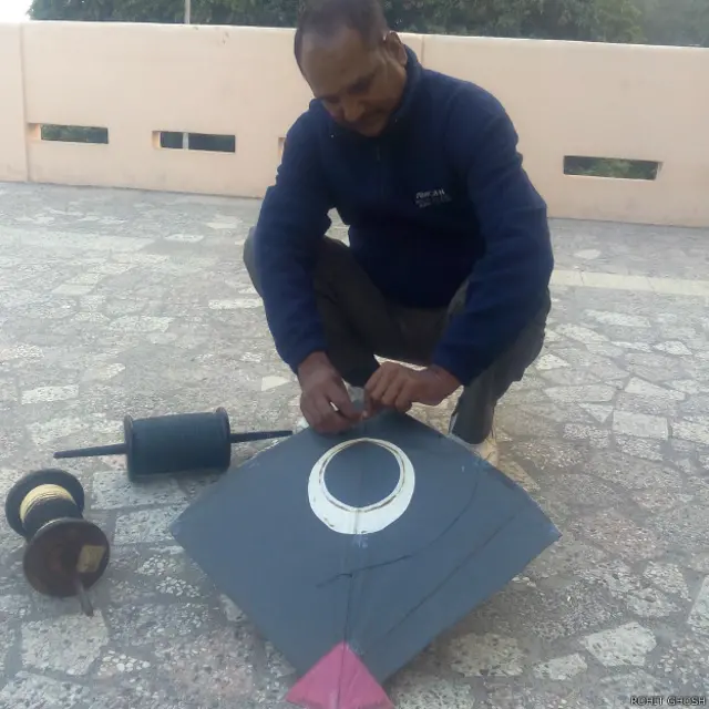 انڈیا میں پولیس کی جانب سے ایسے پروگرامز بھی چلائے گئے جن کی مدد سے لوگوں کو بتایا گیا کہ وہ کیسے محفوظ انداز میں پتنگ بازی کر سکتے ہیں؟