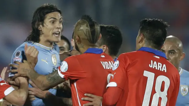 Jugadores de Chile y Uruguay durante un juego de las eliminatorias al Mundial Rusia 2018