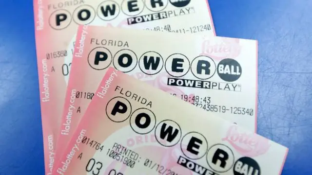 يصطف الزبائن لساعات طويلة لشراء تذاكر اليانصيب