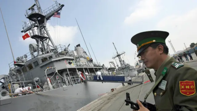 Un barco de guerra de Estados Unidos atracado en un puerto del norte de Vietnam.