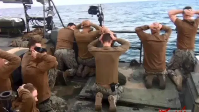 احتجز البحارة الثلاثاء بعد عطل أصاب أحد زورقين كانوا على متنهما في الخليج.