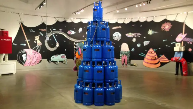 Pemandangan piramida tabung gas menyambut setiap pengunjung pameran Landscape Anomaly di Galeri Salihara, Jakarta.