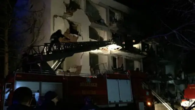 دھماکے میں آس پاس کی عمارتوں کو بھی نقصان پہنچا ہے