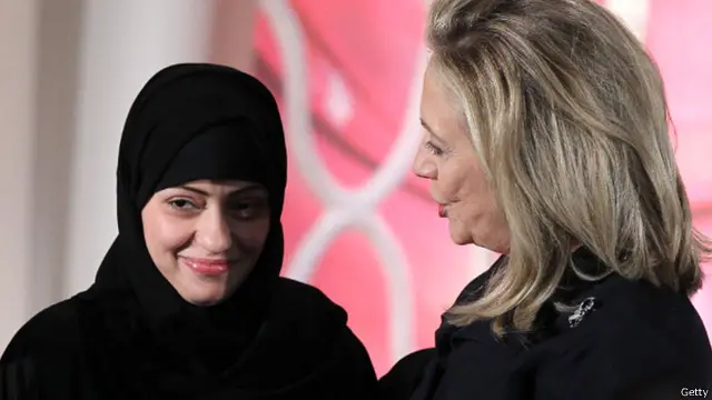 Samar Badawi (kiri) saat menerima penghargaan International Women of Courage oleh Hillary Clinton pada 2012 lalu.
