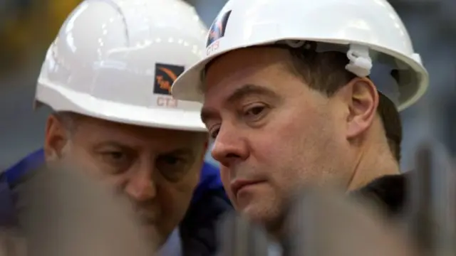 Perdana Menteri Rusia Dmitry Medvedev (kanan) dalam kunjungan ke pabrik yang memproduksi pipa besi untuk industri minyak dan gas di wilayah Ural.