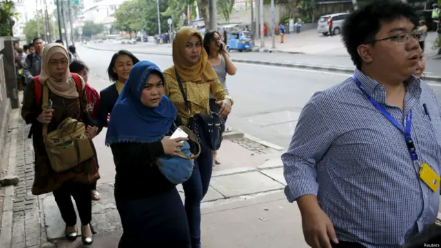 پولیس کے ترجمان نے خبررساں ادارے اے ایف پی کو بتایا کہ مزید بم دھماکوں کے خدشے کے تحت لوگوں کو گھر سے باہر نکلنے سے منع کیا گیا ہے۔