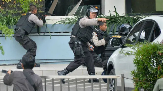  پولیس نے شاپنگ مال میں موجود مسلح افراد کو تلاش کرنے کے لیے کارروائی کی۔