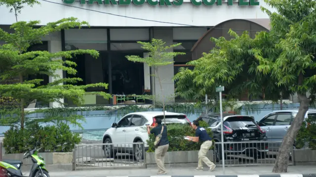 جکارتہ پولیس کا کہنا ہے کہ گذشتہ کچھ عرصے سے ممکنہ حملے کے بارے میں خدشات تھے لیکن حالیہ حملہ گذشتہ حملوں کے مقابلے میں بالکل مختلف نوعیت کا ہے۔