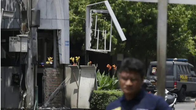 جکارتا میں خبررساں ادارے اے ایف پی کے مطابق تین افراد کو دھماکے کی جگہ مردہ حالت میں دیکھا گیا ہے۔