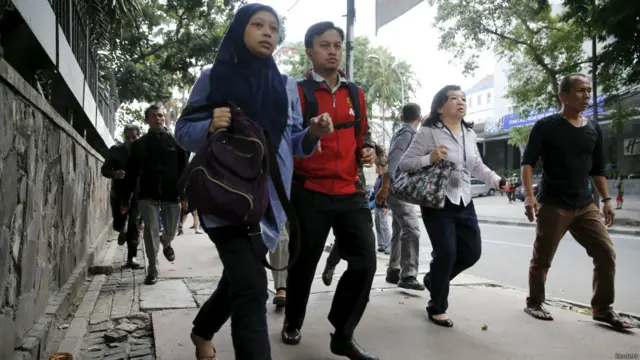 Orang-orang melakukan evakuasi diri dari kantor mereka di kawasan Sarinah, Thamrin, Jakarta.