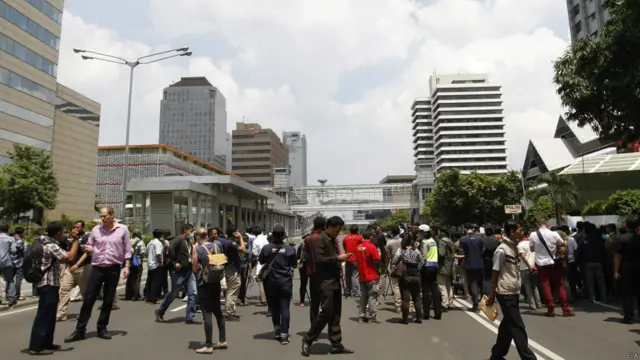 جکارتا سے ہمارے نامہ نگار نے بتایا ہے کہ ان میں سے ایک دھماکہ تھامرن کے علاقے میں سرینہ شاپنگ سنٹر کے باہر اور صدارتی محل اور اقوام متحدہ کے دفتر کے پاس ہوئے ہیں۔