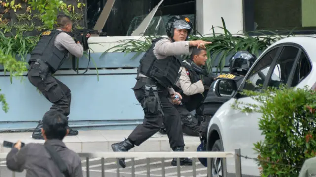 Menurut polisi, pelaku bersembunyi di gedung Djakarta Theatre, terutama di lantai-lantai atas.