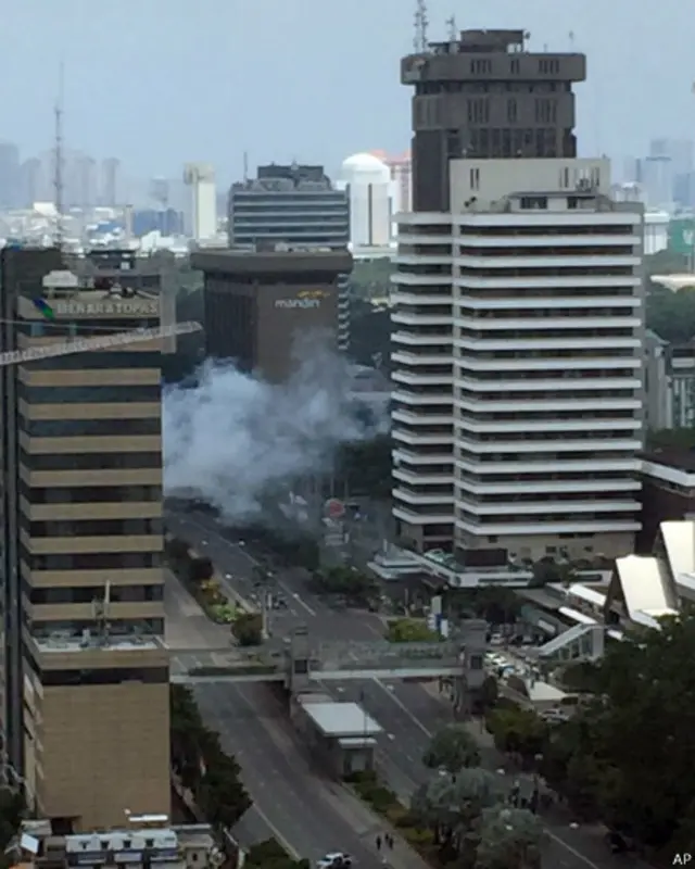 انڈونیشیا کے دارالحکومت جکارتہ میں کئی بم دھماکے ہوئے ہیں اور حملہ آوروں اور پولیس کے درمیان فائرنگ کا تبادلہ کیا گیا۔