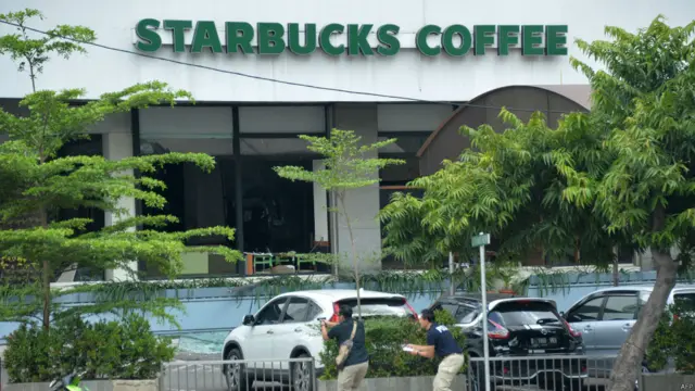 Polisi melakukan pengejaran tersangka di gedung Djakarta Theatre dan Lotus, di mana terdapat kedai kopi Starbucks.