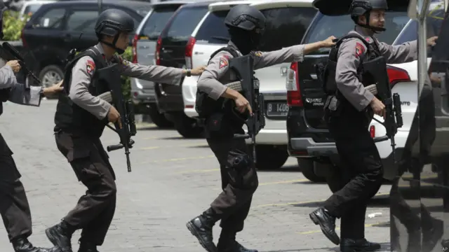 ان حملوں میں کم از کم چھ افراد کی ہلاکت کی اطلاعات ہیں۔ اطلاعات کے مطابق مسلح حملہ آوروں کی جانب سے چھ دھماکے کیے گئے ہیں جن میں خود کش حملے بھی شامل ہیں۔