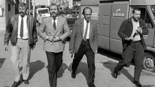 جج جیوونی اپنے تین محافظوں کے ساتھ