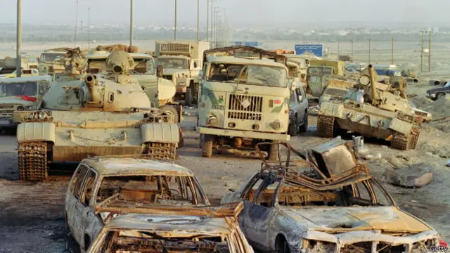 लड़ाई में तबाह हुए इराकी टैंक.