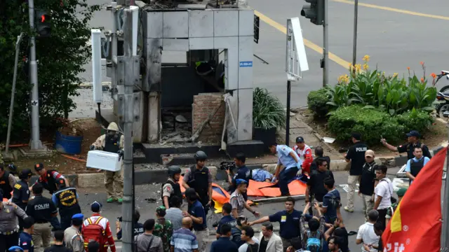 ये धमाके सरीना शॉपिंग सेंटर के बाहर हुए. शॉपिंग सेंटर राष्ट्रपति पैलेस और संयुक्त राष्ट्र के दफ़्तर के पास है.