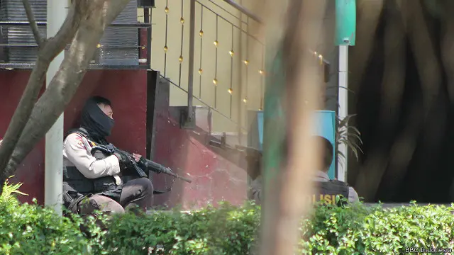 Polisi saat upaya melumpuhkan teroris di kawasan Sarinah (14/01).