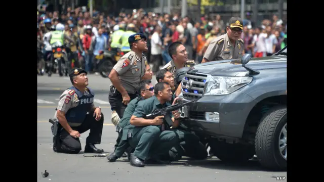 Полицейские рядом с местом взрыва в Джакарте