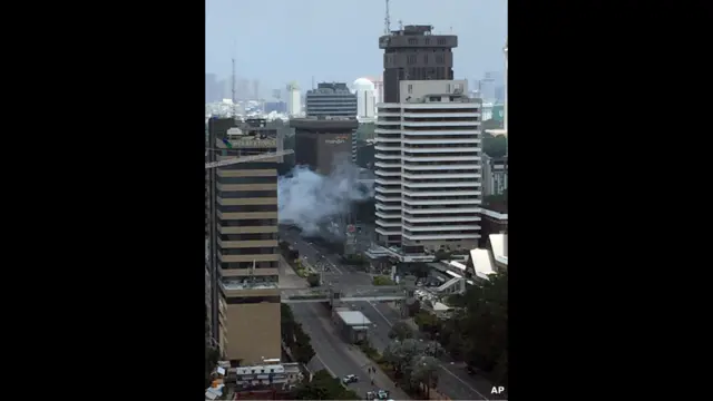 Дым от взрыва в Джакарте