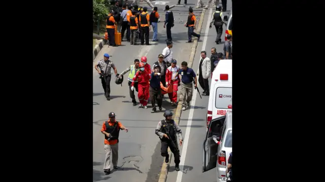 Полиция несет жертв