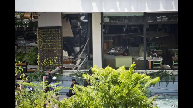 Полиция оцепляет зону вокруг кафе Starbucks