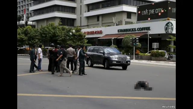 Индонезийская полиция возле автомобиля и лежащее тело