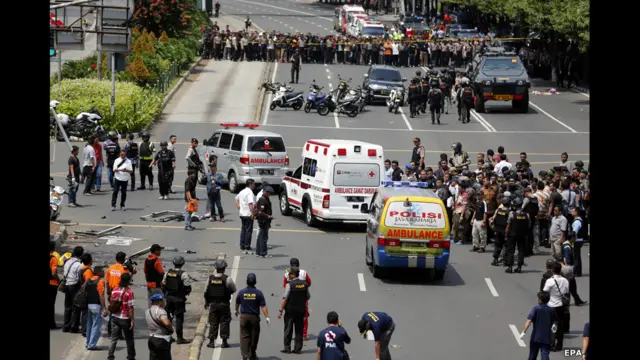 Ранее в Индонезии совершали нападения исламистские группировки. В период новогодних праздников страна находилась в режиме усиленных мер безопасности из-за угроз со стороны так называемого "Исламского государства" (экстремистская организация, запрещенная в ряде стран, в том числе России и Великобритании)