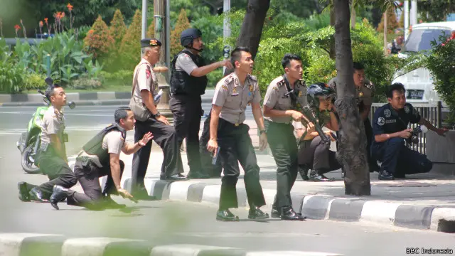 Sejumlah aparat kepolisian berada di depan kafe Starbuck setelah menyudahi baku tembak dengan pelaku.