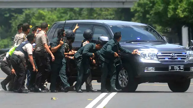Menurut polisi, lima orang pelaku tewas, tiga dalam baku tembak di depan Starbucks dan dua dalam serangan bom ke pos polisi.